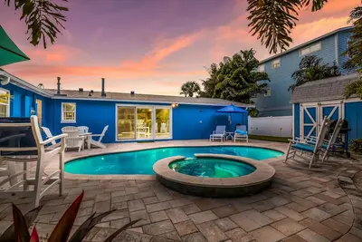 Image de A Reel Beauty: 2 Blocks to Beach! Pool, Spa, Putting Green, by Anna Maria Life Vacation Rentals