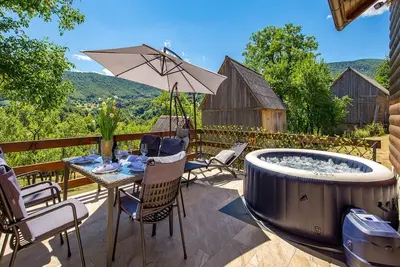 Image de Matan House - Two Bedroom Holiday Home with Hot Tub