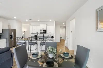 Image de End Of Summer Special 20% Off Beautiful Spacious Home