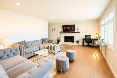 Image de ✨European Style Hideaway💝Central Location⭐GameRoom⭐Free Wine⭐Fast Wifi⭐NetFlix