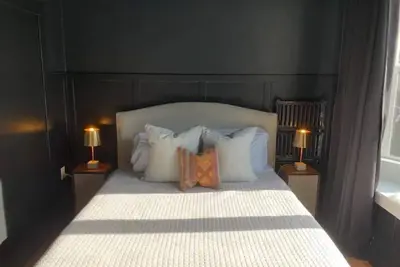 Walk to Space Needle Historic House with King Bed