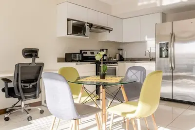 Image de New & Modern Apt - 100 Mbps 15 Km from airport