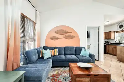 Image de ❤︎Families love the location and private, heated pool❤︎ 6-min walk to beach❤︎