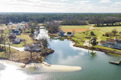 Image de Waterfront Retreat w/ Hot Tub, Game Room, Kayaks, 2 Kings, + more!