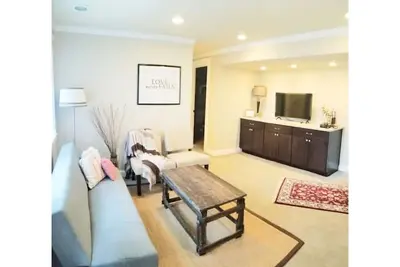 Image de Private Basement with King bed, near park & downtown