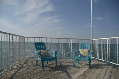 Image de Tranquil Lake Front Home In Notl with Hot Tub, Long-Term Stays