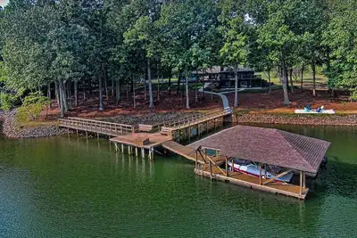 Image de Stunning 5 Bedroom Private Lakefront Getaway on 3 Acres with 420 Ft on the Lake