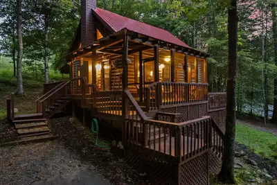 Image de The Blue Door Cabin: Charming, All-Wood w/Screened-in Porches - quiet & relaxing