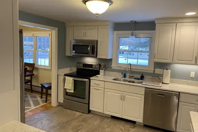 Image de Sleeps 10, on a river, downtown Bethel, Me