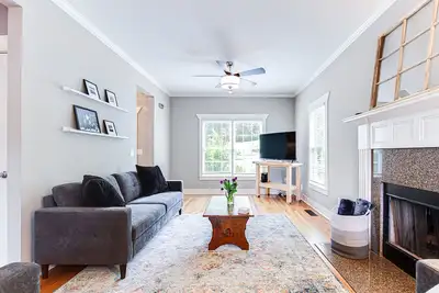 Image de Home Away From Home - Downtown, Dining, & Shopping