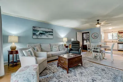 Image de New Listing! Secluded location a few blocks from the beach, easy access by traveling the walkway