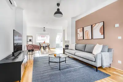 Image de Refurbished Innere Stadt 2br w/ Elevator, nr Stadtpark, by Blueground