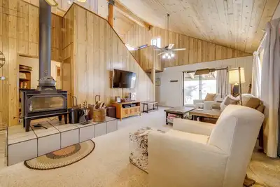 Image de 6 Mi to Sugar Bowl Resort: Soda Springs Cabin!