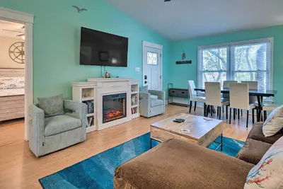 Image de Oak Island Vacation Rental < 1 Mi to Beach!