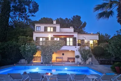 Image de Sur les hauteurs de Cannes - Villa familiale avec piscine et climatisation