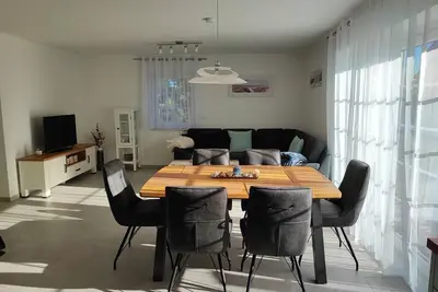 Image de High-quality 100sqm vacation home for 6 people with fireplace and garden directly on the dike