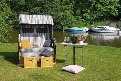 Image de Familienfreundliche Erdgeschosswohnung mit GroĂźzĂĽgigem Garten und Wasserzugang
