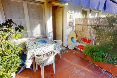 Image de Studio plaisant avec grande terrasse ensoleillée près du centre et des plages