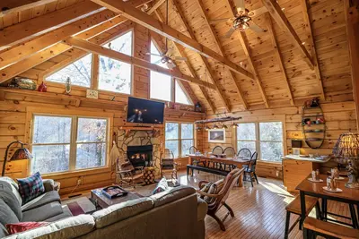 Image de Dog-Friendly! 1 Mile to Downtown Gatlinburg! Private Hot Tub! Pool Table! Views!