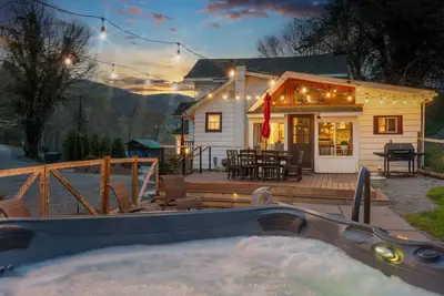 Image de 1910 Asheville Gem - Mountain Views w/ Hot Tub