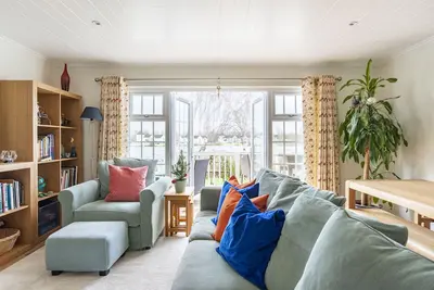 Image de Luxurious Lakeside Cotswolds Lodge with Large South-Facing Deck.