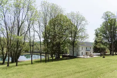 Image de Valley View stay with Hot Tub, Pond, Firepit - 3bd/2ba, Family friendly