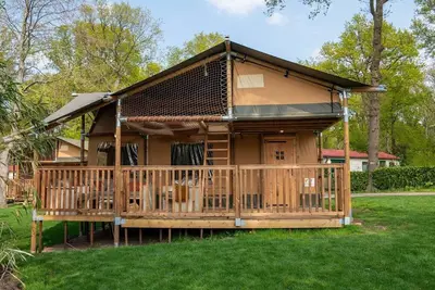 Image de Experience luxury glamping in the elevated Safari Tent Ranger by the water.