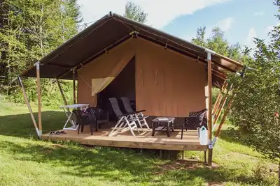 Image de Fully enjoy outdoor living in this glamping safari tent with your own terrace in the beautiful nature.