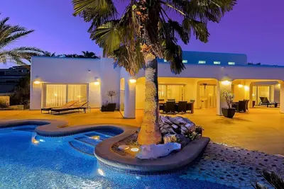 Image de Villa \"Luxury Xenofilia V\" avec vue sur mer, piscine et Wi-Fi.