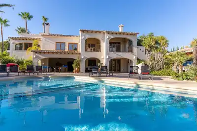 Image de Villa \"Luxury Xenofilia Vll\" avec vue sur mer, piscine et Wi-Fi.