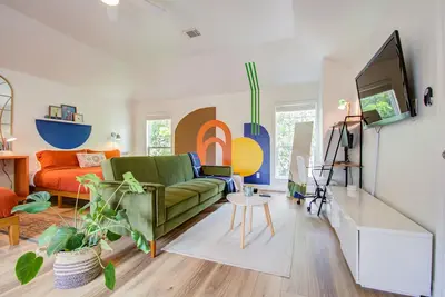 Image de Art Lovers Stop Scrolling! Large, Vibrant, and Colorful Home w/ 3 king beds!