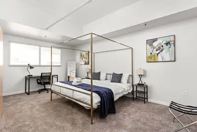 Image de 2br 2ba Downtown Indy Apartment by CozySuites