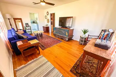 Image de Tranquil Retreat in historic district. Your Home Away from Home.