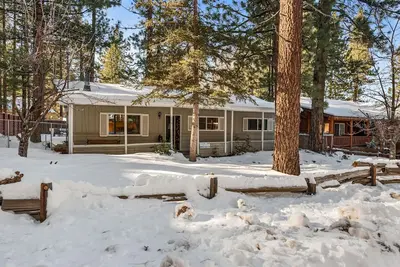 Image de Pet Friendly bungalow near ski slopes with fenced yard, deck, Bbq and more!