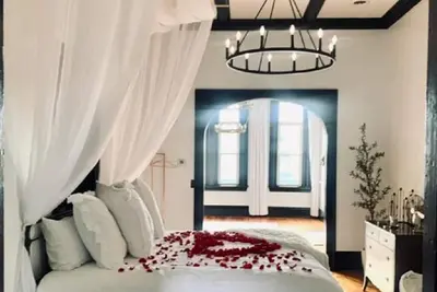Image de Always & Forever - A Lux Romantic Getaway Suite