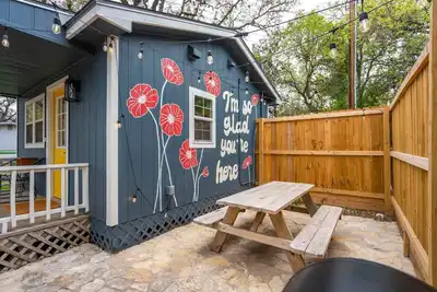 Image de The Yellow Door - Walk to Downtown Wimberley, Market Days and River Access!
