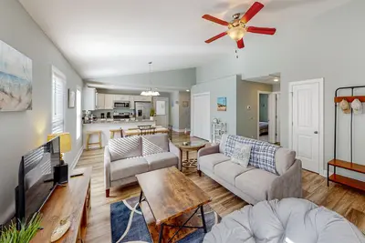 Image de Updated home near the beach with fenced yard, grill, central Ac, & washer/dryer