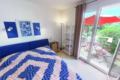 Image de Location suite avec salle de bain piscine terrasse jardin au calme