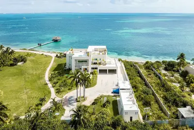 Image de Villa Sam - Modern 6 bedroom beachfront villa north of Cancun w/ chef