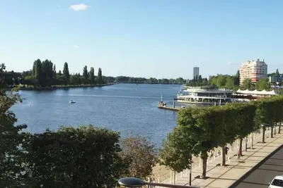 Image de F1 dominant lac d'Allier et parc, à 5' des thermes