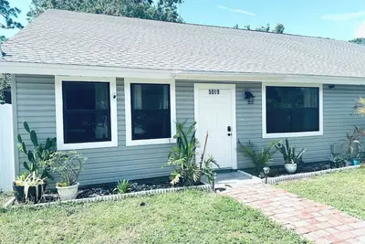 Image de Charming 3-bedroom townhome with Hot Tub and WiFi in beautiful Sarasota