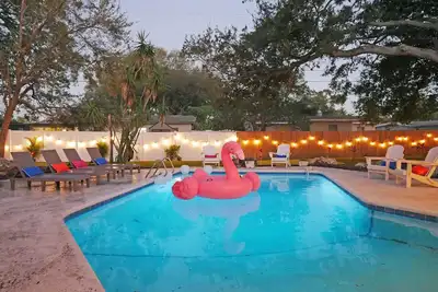 Image de Putt Putt! Pool & Private Fenced in Yard - close to the beach!