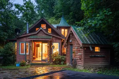 Image de Storybook on the Hill-2 Acres near Gatlinburg, Hot Tub, Fire Pit, Large Yard!