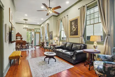Image de Exquisite Crescent City Home in Mid-City
