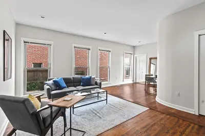 Image de Sweeping Views in Bright and Spacious Loft in Otr