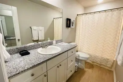 Image de Live like a local in our cozy, clean home!