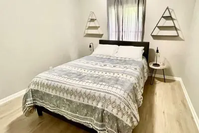 Image de Remodeled, Super Clean Duplex - Rent Both Sides
