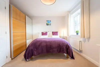 Image de Premium-Vue sur Jardin-Maison-Salle de bain privée séparée-4 bed 2. 5 bath house