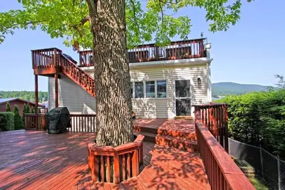 Image de Stunning lakefront house (#1) less than a mile away from the village!