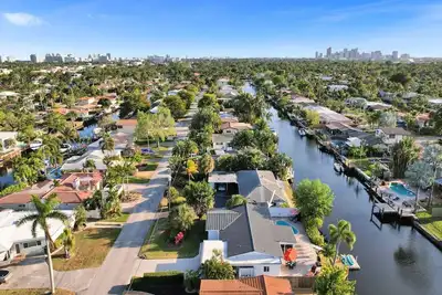 Image de Gorgeous poolhome on the canal